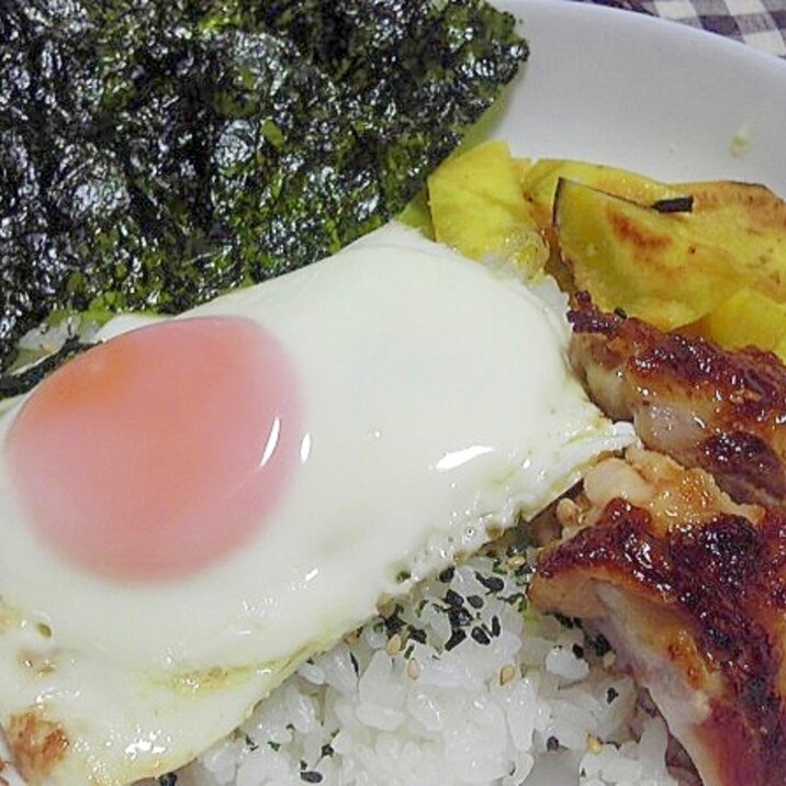 鶏肉と卵で目玉焼き丼